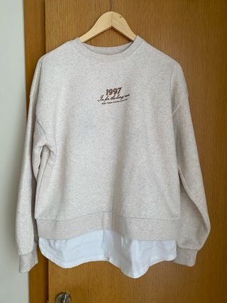 chandal beige con detalle blanco