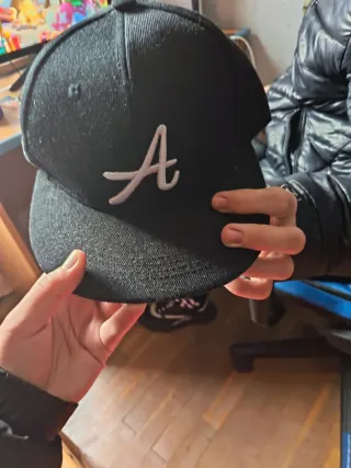 Gorra negra con letra A