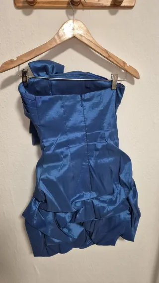 Vestido fiesta azul con lazo y volantes