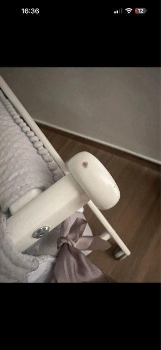 Minicuna gris con ruedas