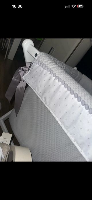 Minicuna gris con ruedas