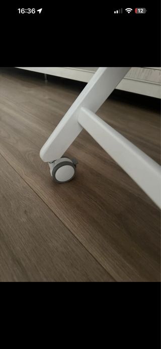 Minicuna gris con ruedas