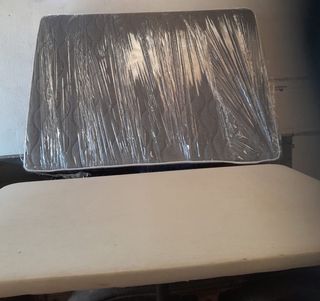 Colchón 135x190 y somier tapizado con patas