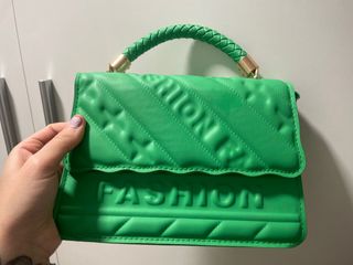 Bolso verde con texto