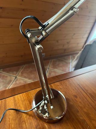 Lámpara de escritorio articulada metálica