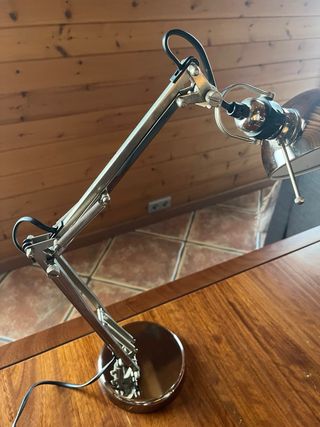 Lámpara de escritorio articulada metálica