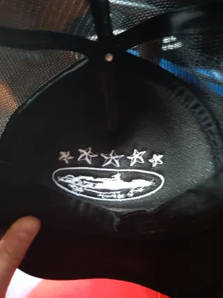 Gorra negra con estrellas y diseño