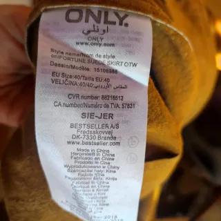 Falda ante marrón botones