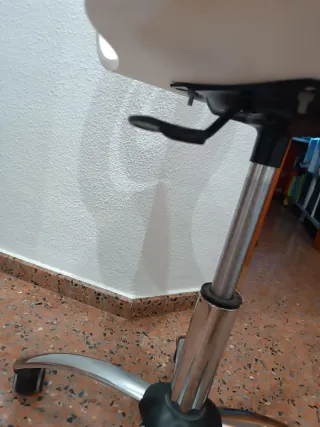 Silla de escritorio de madera blanca.