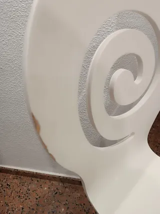 Silla de escritorio de madera blanca.