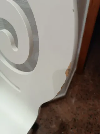 Silla de escritorio de madera blanca.