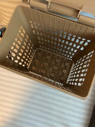 Papelera reciclaje orgánico marrón cocina.