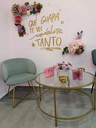 Mesa centro cristal y sillón terciopelo