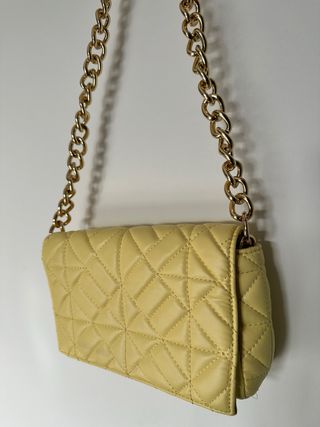 Bolso pequeño acolchado con cadena dorada