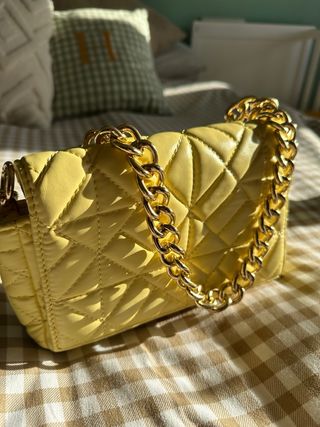 Bolso pequeño acolchado con cadena dorada