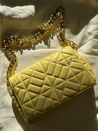 Bolso pequeño acolchado con cadena dorada