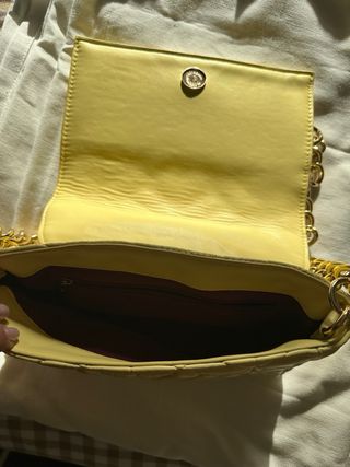 Bolso pequeño acolchado con cadena dorada