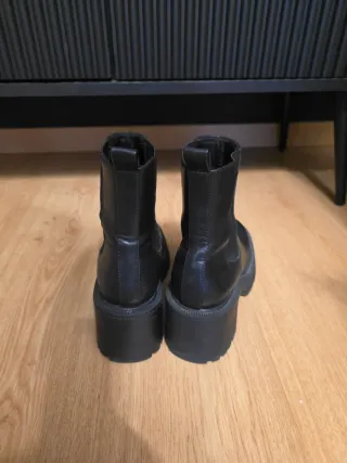 Botines Chelsea Mango negros con suela track. Tall