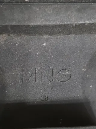 Botines Chelsea Mango negros con suela track. Tall