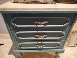 Mesitas de noche de madera y mármol. 25€ las 2