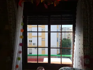 Ventana de aluminio con palillería de color roble