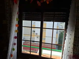 Ventana de aluminio con palillería de color roble