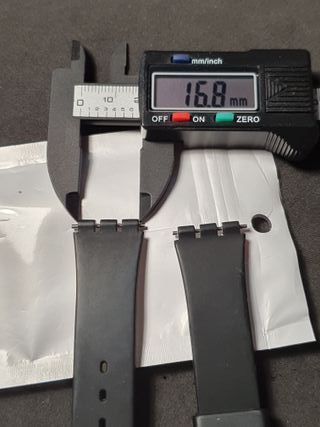 Cinturino originale Swatch in gomma nero e bianco