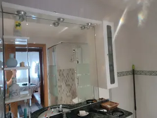 Mueble de baño con lavabo, espejo y armario