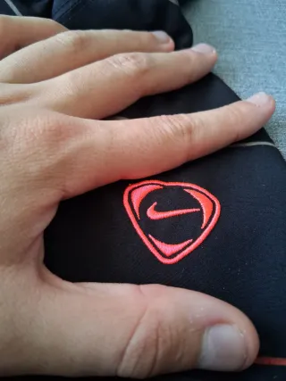 Sudadera Nike Negra con Rayas Rojas