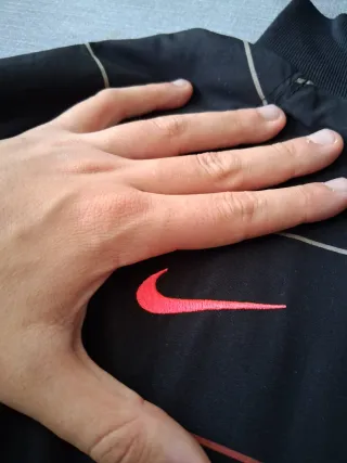 Sudadera Nike Negra con Rayas Rojas