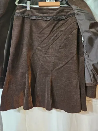 Traje falda y chaqueta marrón pana