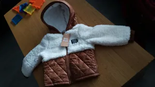 Abrigo bebé a estrenar acolchado y borreguito