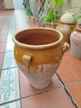 Tinaja de barro antigua con 4 asas