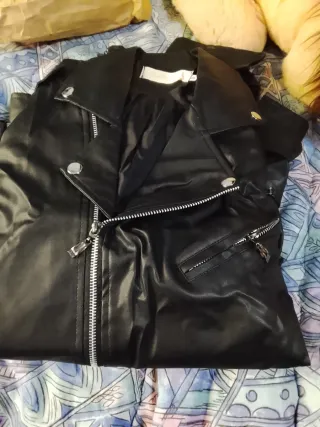 Cazadora efecto piel negra  talla 44 Nueva