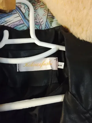 Cazadora efecto piel negra  talla 44 Nueva