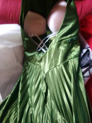 Vestido verde con detalles brillantes