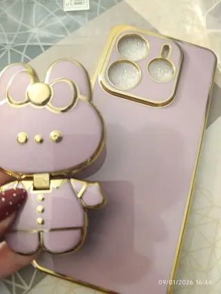 Funda móvil morada con figura de conejo