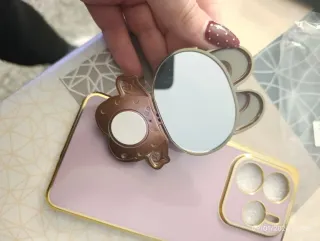 Funda móvil morada con figura de conejo