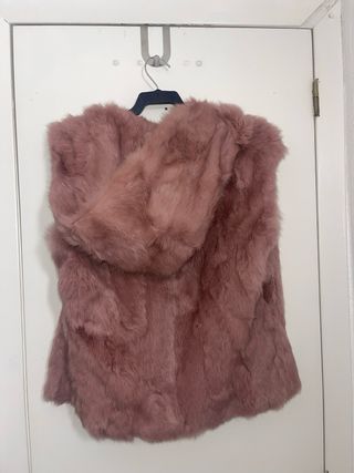 Chaleco con capucha, pelo rosa sin mangas.