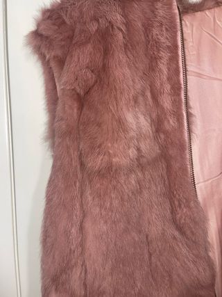 Chaleco con capucha, pelo rosa sin mangas.
