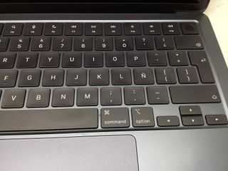 portatil apple apple macbook air m2 8-core 3.4 13 (8gpu) (2022) (a2681)