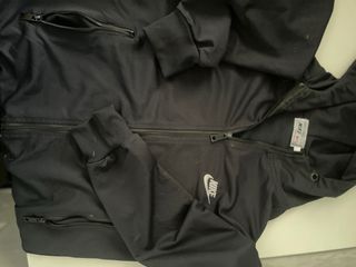 Chaqueta Nike con capucha negra