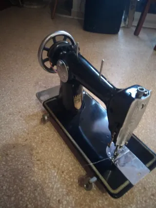 Máquina de coser antigua Corona