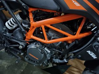 KTM 125 Duke Negra y Naranja
