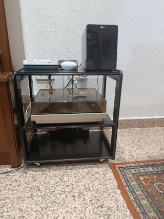 Mueble auxiliar negro con ruedas