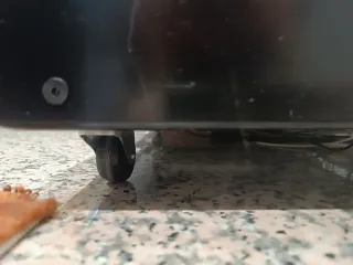 Mueble auxiliar negro con ruedas