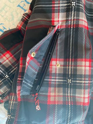 Abrigo Quicksilver a cuadros negro rojo y blanco