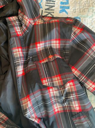 Abrigo Quicksilver a cuadros negro rojo y blanco
