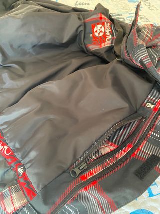 Abrigo Quicksilver a cuadros negro rojo y blanco