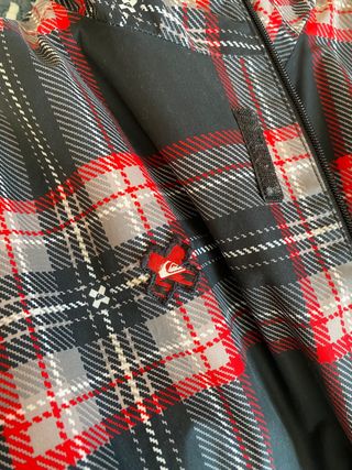 Abrigo Quicksilver a cuadros negro rojo y blanco